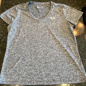 Under Armour HeatGear Loose fit v neck workout running top grey silver EUC Large